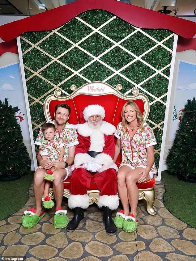 Reacția puternică a lui Emily Seabohm după ce un troll răutăcios critică fotografia de Crăciun a familiei sale - după despărțirea de Ryan Gallagher