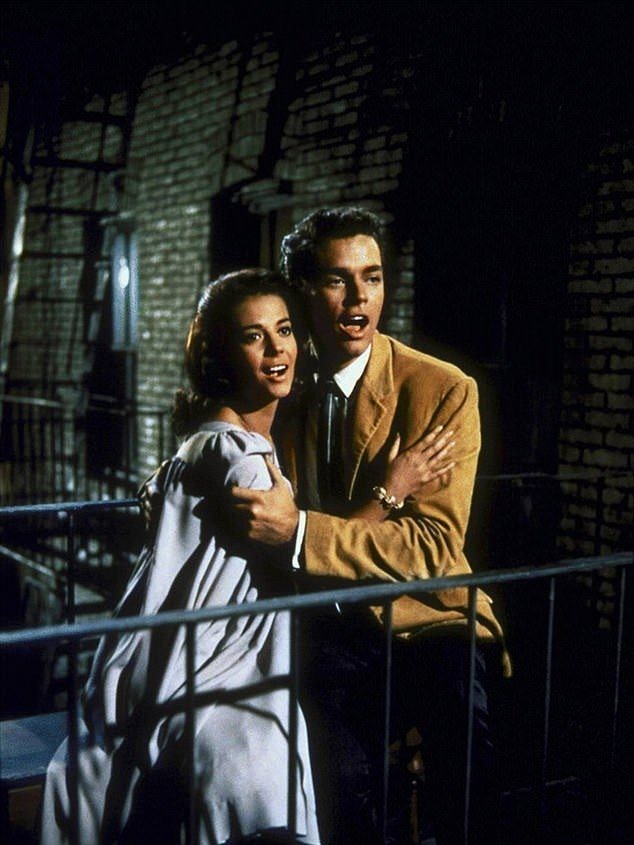 Reclasificarea filmului clasic "West Side Story" pentru publicul sub 12 ani din cauza temelor "triggering"