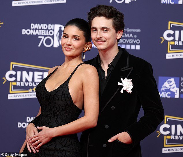 Relația lui Kylie Jenner cu Timothée Chalamet pare să fie în plină ascensiune, acesta fiind inclus în decorul de sărbătoare al familiei Kardashian