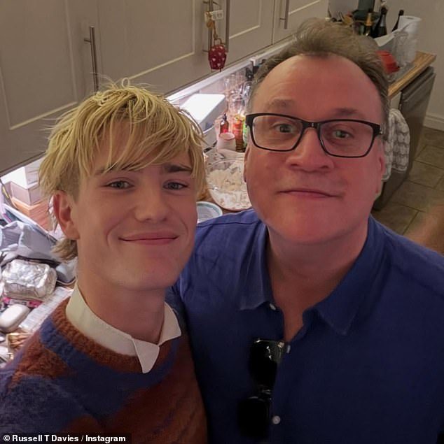 Russell T Davies și noul său partener: Cum showrunner-ul lui Doctor Who, în vârstă de 62 de ani, a dat indicii despre o nouă poveste de dragoste prin prezentarea iubitului Oliver Cole, în vârstă de 27 de ani, la iconica TARDIS, regăsind dragostea după moartea tragică a soțului său, Andrew Smith