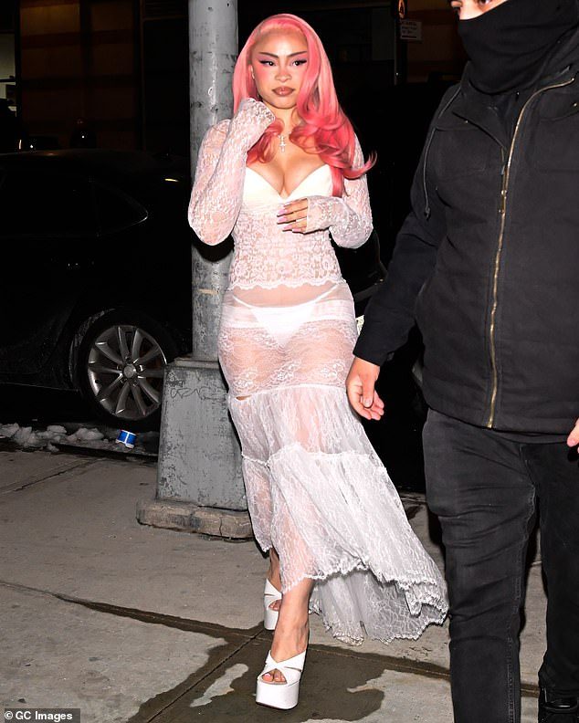 Taylor Swift și prietena sa Ice Spice impresionează în ținute elegante la New York, în timp ce fanii se întreabă cine vor fi domnișoarele de onoare