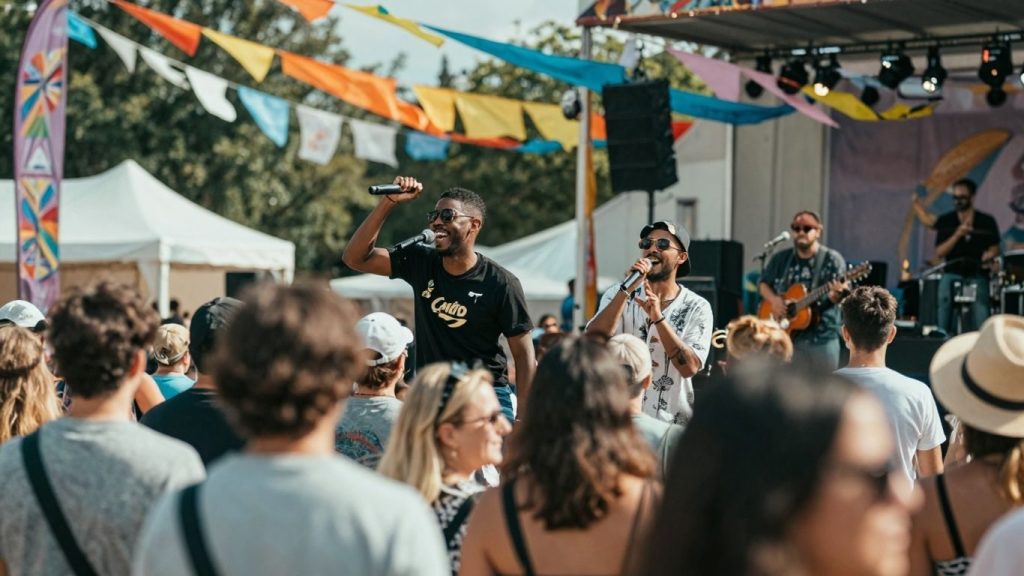 Oamenii se bucură de un festival cultural în aer liber.