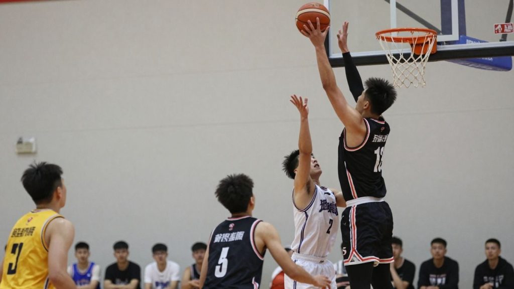 Jucători de baschet în acțiune pe teren