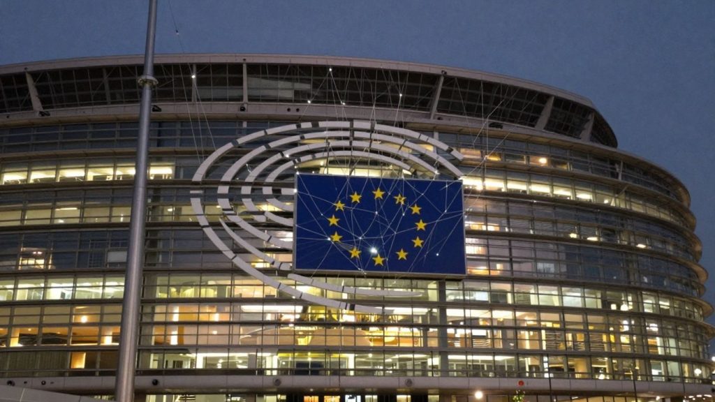 Parlamentul European la apus cu linii digitale interconectate.