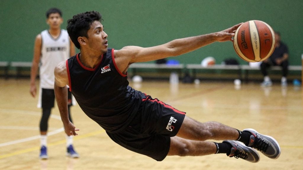 Jucător de baschet în acțiune pe teren.