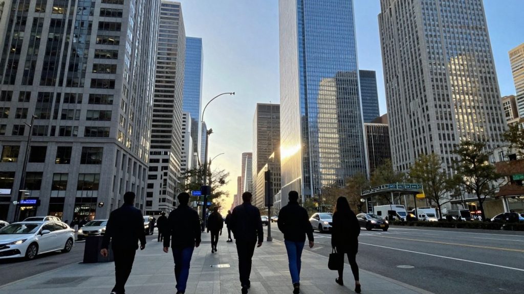 Oraș vibrant cu zgârie-nori și oameni la răsărit.