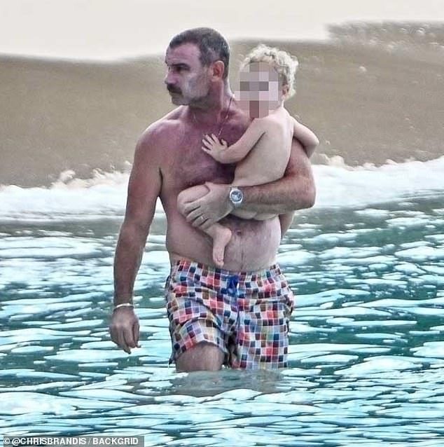 Vacanță de familie pentru Liev Schreiber și familia sa în Barbados