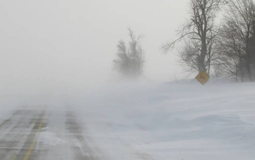 Ninsorile blochează drumurile în Brașov, Alba și Maramureș: situația traficului și avertismente pentru șoferi