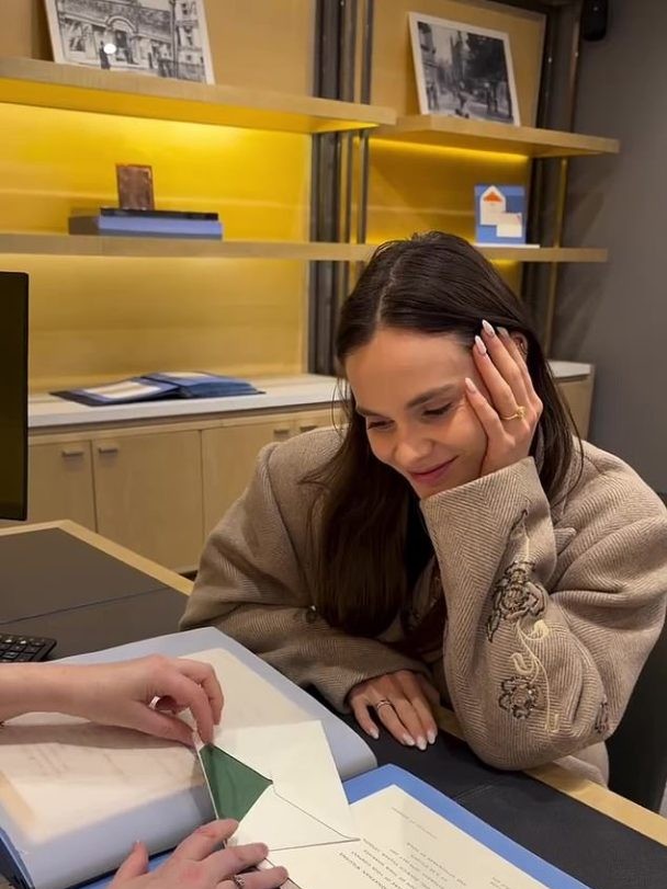 Printre postările se numără fotografii de la călătoria lui Holly la Smythson, care a creat papetăria și meniul de nuntă al cuplului