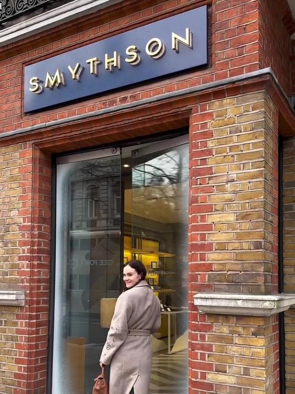 Și, în caz că nu era încă clar de unde a provenit papetăria de nuntă a lui Holly..