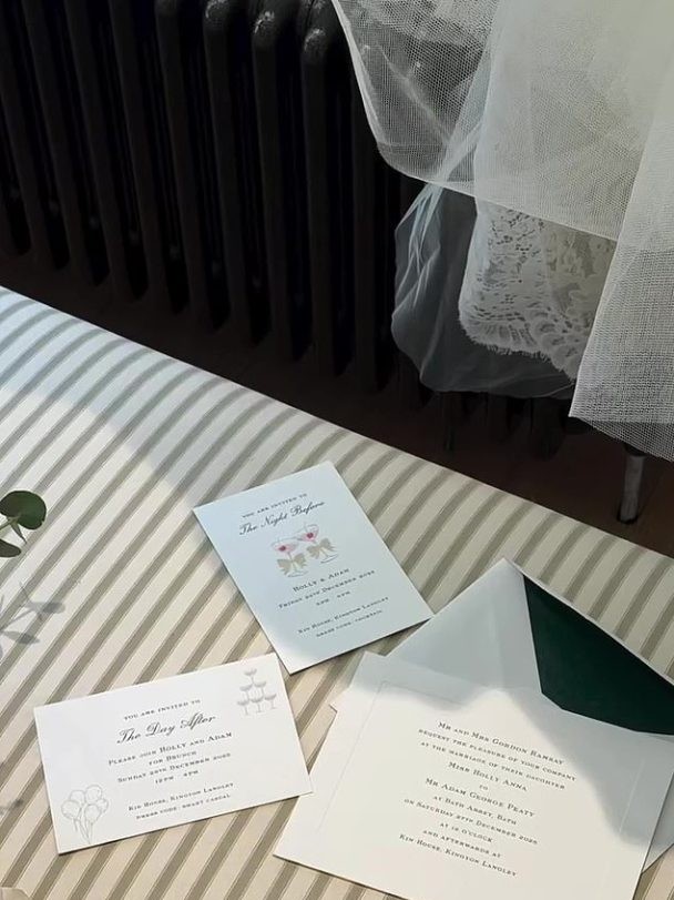 O privire la invitațiile finite a dat de gol cum s-a distrat petrecerea de nuntă în noaptea precedentă și în ziua de după nuntă