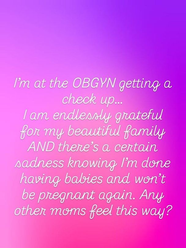 Mandy Moore dezvăluie o „anumită tristețe” privind renunțarea la ideea de a mai avea copii… pe fundalul unui conflict în grupul de mamici de top 2 'I'm endlessly grateful for my beautiful family AND there's a certain sadness knowing I'm done having babies and won't be pregnant again,' the actress wrote. 'Any other moms feel this way?'