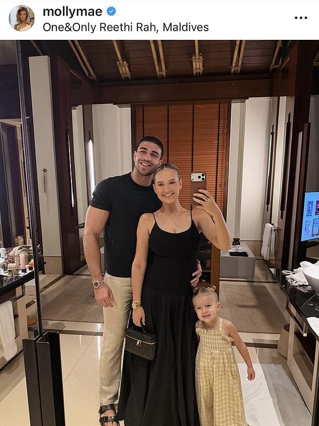 Rebrandingul Molly-Mae: Transformare, Reacții și Implicații 5 Familia a avut o excursie costisitoare în Maldive în decembrie