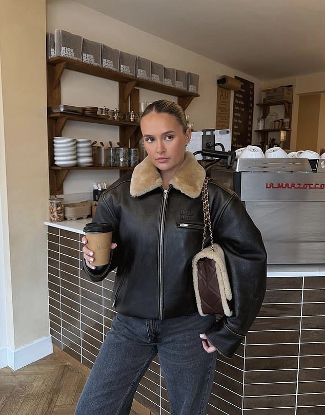 Rebrandingul Molly-Mae: Transformare, Reacții și Implicații 1 Mai mult de șase ani mai târziu, influențața are o preferință pentru lux - aici este surprinsă cu o geantă Chanel