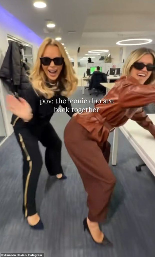 Reîntoarcerea haotică a Amandei Holden și a co-gazdei Ashley Roberts la studioul Heart FM în urma vacanței festive