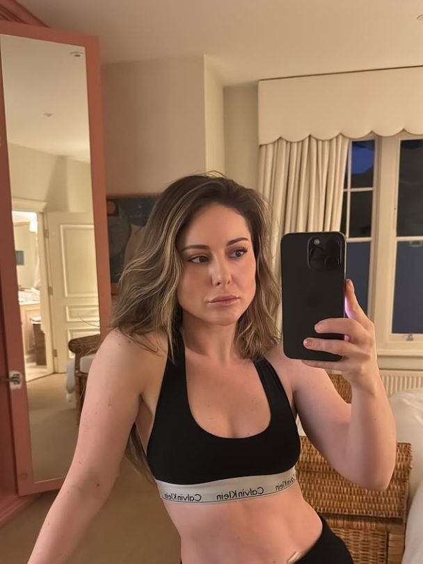 A adăugat: 'Sunt atât de ușurată. Sunt pregătită să scot aceste lucruri din corpul meu. Mă simt ca un zid. Mă simt dezgustătoare, mă simt grea, mă simt dureroasă și am avut febră timp de 24 de ore'