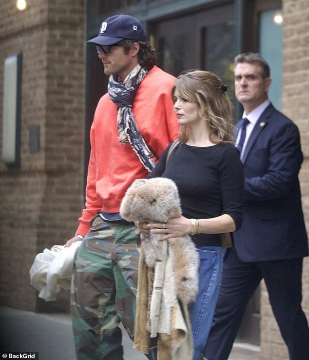 Reuniunea lui Jacob Elordi cu Olivia Jade în urma afișării confortabile a actorului cu Ana de Armas 3 The hunky Euphoria actor sported a bright orange sweatshirt and cammo pants as he left the hotel accompanied by Jade