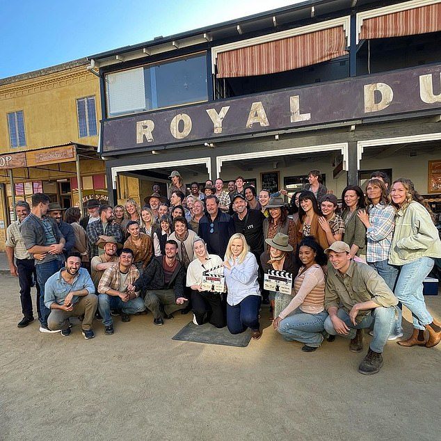 Rebel Wilson pierde un proces important împotriva producătorilor filmului său The Deb 1 Un judecător din Los Angeles a eliminat săptămâna aceasta mai multe pagini din plângerea lui Wilson care o acuzau pe producătoarea Amanda Ghost de o lungă istorie de 'practici mizerabile și comportament etic discutabil', conform The Hollywood Reporter. Pictat: Distribuția și echipa filmului The Deb pe locație