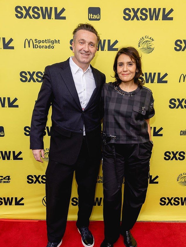 Rebel Wilson pierde un proces important împotriva producătorilor filmului său The Deb 2 Publicația a raportat că judecătorul Thomas Long a spus că multe dintre acuzațiile lui Wilson, inclusiv o afirmație conform căreia Ghost (dreapta) ar fi furat 'o parte din proprietatea' cântecului lui James Blunt You're Beautiful, nu erau relevante pentru caz. De asemenea, picturat: producătorul Gregor Cameron