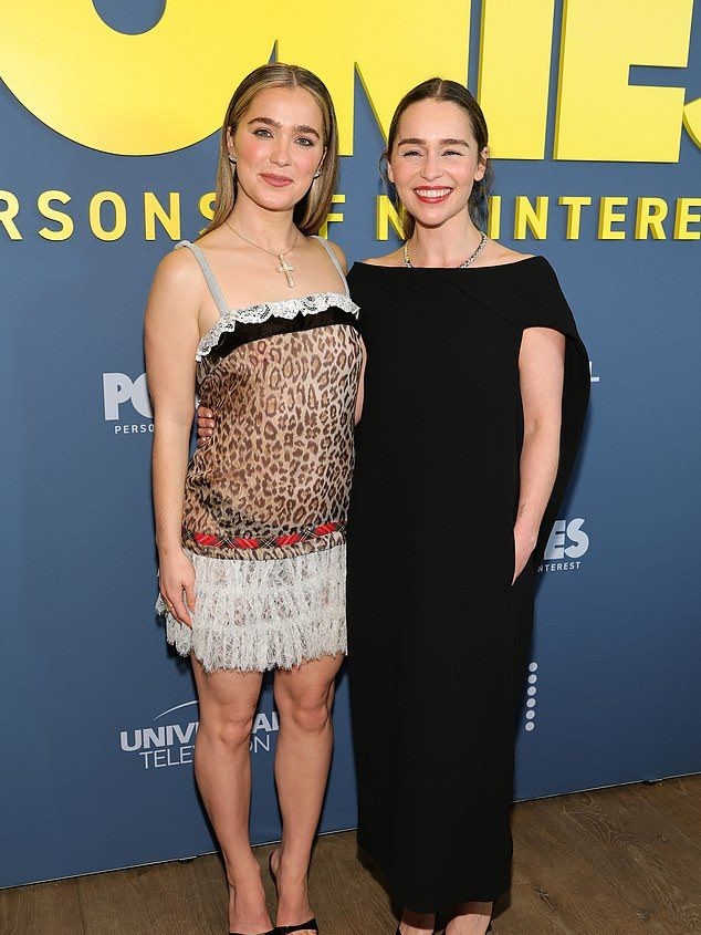 Reuniunea emoționantă dintre Jason Momoa și Emilia Clarke după 15 ani de la Game of Thrones 2 Clarke promovează în prezent seria sa originală Peacock Ponies, în care ea și Haley Lu Richardson (fotografiate împreună miercuri) interpretează secretare care lucrează la ambasada americană din Moscova la sfârșitul anilor '70 și încep să lucreze pentru CIA după ce ambii soți ai lor mor misterios