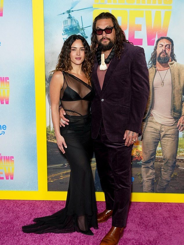 Reuniunea emoționantă dintre Jason Momoa și Emilia Clarke după 15 ani de la Game of Thrones 3 Clarke are și o altă legătură surprinzătoare cu Momoa, deoarece ea joacă în viitoarea serie Criminal de pe Amazon împreună cu prietena lui, starul Andor, Adria Arjona; Arjona și Momoa sunt fotografiați joi în NYC