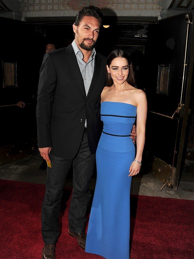 Reuniunea emoționantă dintre Jason Momoa și Emilia Clarke după 15 ani de la Game of Thrones 1 'New York mi-a oferit atât de multe motive să fiu recunoscătoare în această călătorie, și exact când credeam că nu se putea îmbunătăți... uitați cine a intrat în cameră mea de machiaj,' a scris Clarke; fotografia lor împreună în 2013 în Hollywood