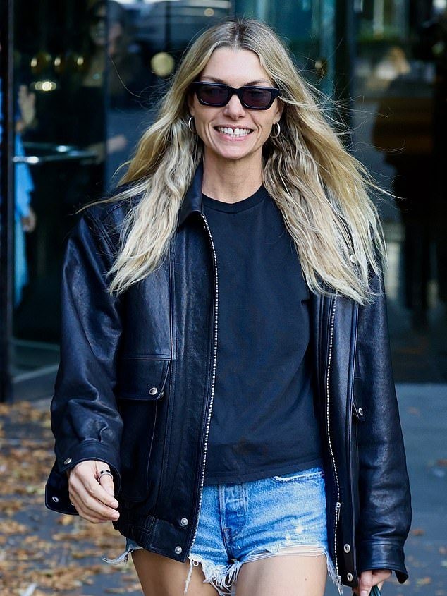 Jessica a adoptat o ținută chic-yet-casual pentru vizita sa în Melbourne, ieșind într-un tricou negru simplu pe care l-a purtat sub o geacă de piele neagră. De asemenea, a purtat o pereche de jeanși scurți 'Daisy Duke' cu o margine șifonată care i-au pus în evidență picioarele subțiri