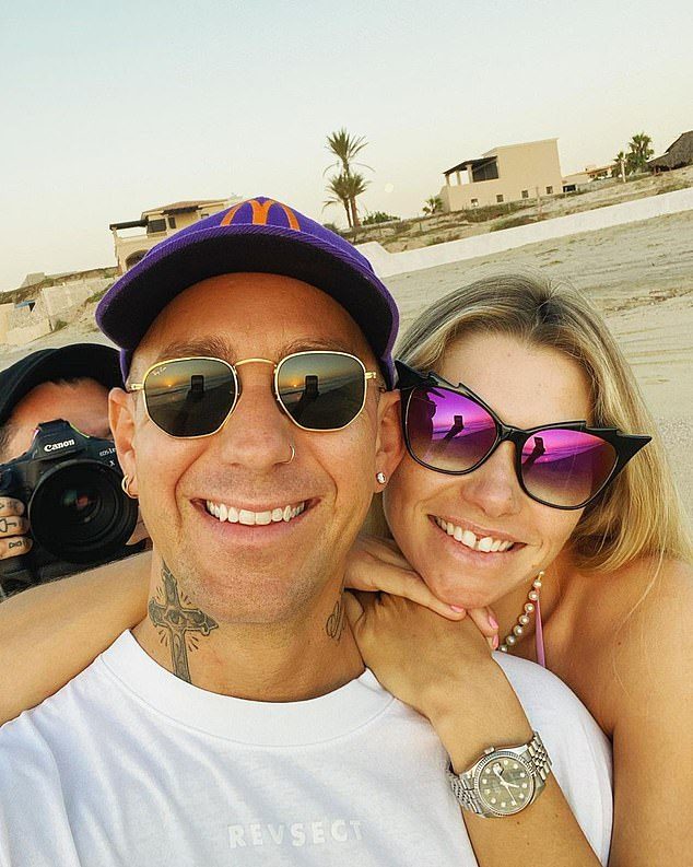 Totul vine după ce romancele de mare intensitate ale modelului australian cu logodnicul său pilot american de curse, James Kirkham, se pare că au ajuns la final în 2025