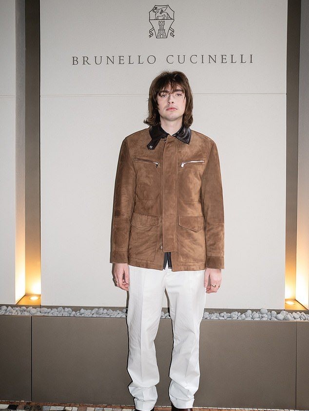 Reprezentanța stylish a fiilor lui Liam Gallagher, Lennon și Gene, la Milan Fashion Week 1 Gene cut a fashionable figure in a suede brown jacket and matched with his brother with the same white trousers