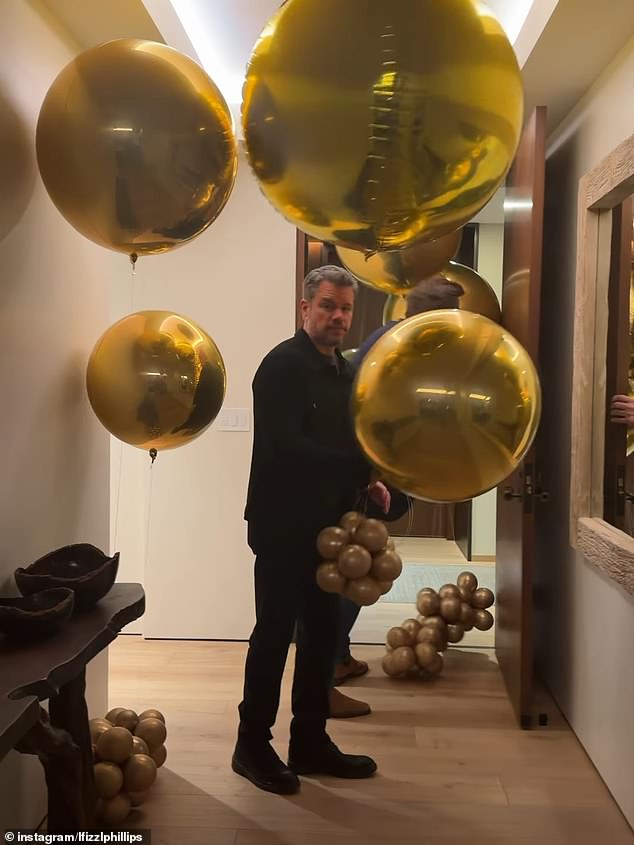 Matt s-a asigurat că seara a fost una festivă aducând o grămadă de baloane aurii