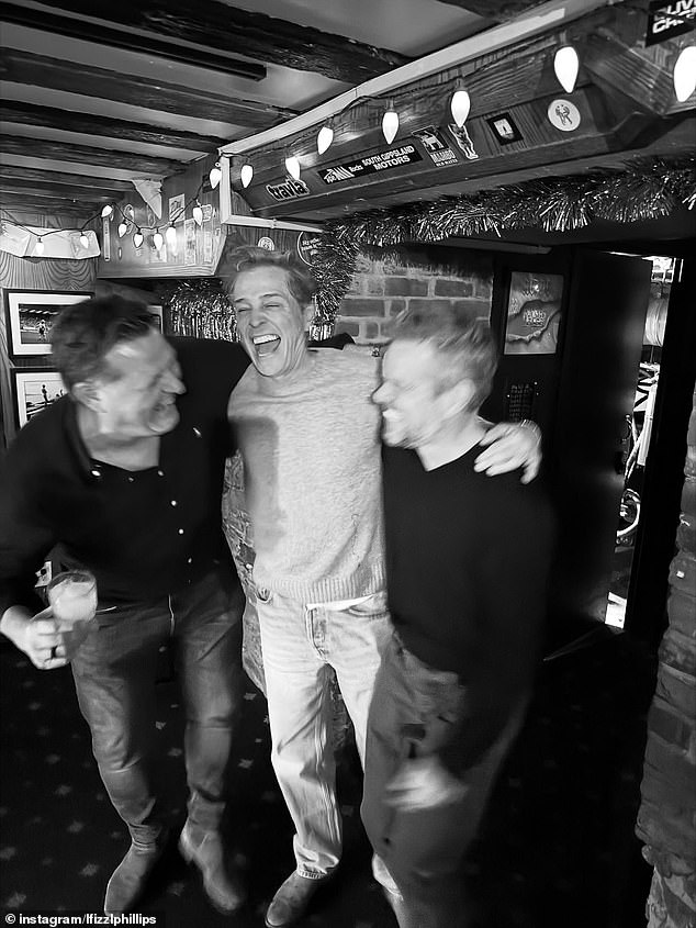 Petrecerea, ținută la un restaurant de lux din New York, a fost plină de râsete, băuturi și dansuri. În fotografie, de la stânga la dreapta: Paul O'Brien, Patrick Whitesell și Matt Damon