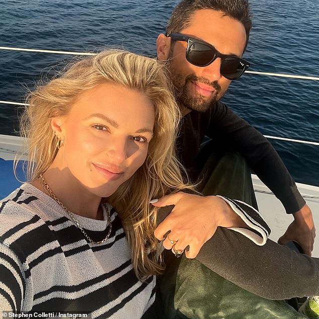 Stephen Colletti așteaptă primul copil cu soția sa Alex Weaver 2 The expecting parents shared a joint Instagram post this week, which included a set of black-and-white portraits from their pregnancy announcement photoshoot on the beach