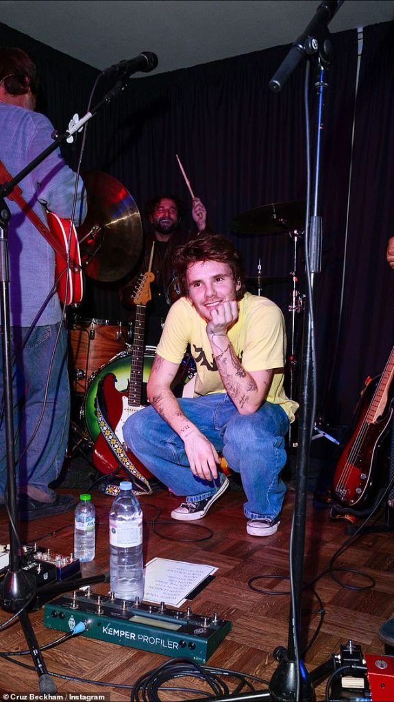 Victoria Beckham se declară 'foarte mândră' de fiul său Cruz, în vârstă de 20 de ani, după ce acesta anunță prima sa turneu după ce și-a vândut toate biletele pentru spectacolul său din Londra, profitând de atenția în jurul Brandului Beckham