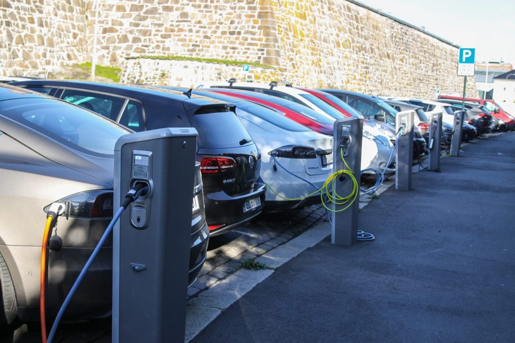 Norvegia, lider mondial în vânzările de mașini electrice: cum a reușit să atingă 96% în 2025
