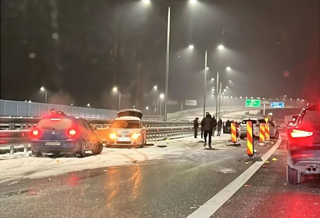 Accident cu șapte autoturisme implicate pe autostrada A1: Două femei au avut simptome de atac de panică