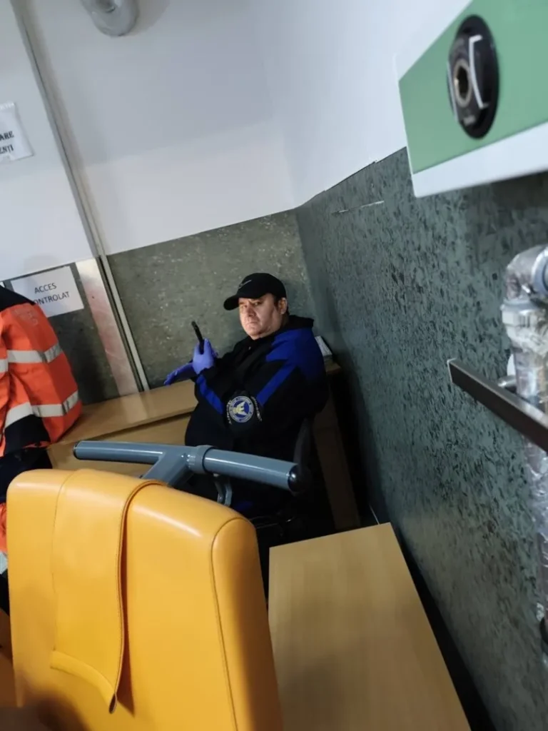 Situația șocantă din spitalul din Arad: Paznicii i-au luat scaunul unei femei bolnave