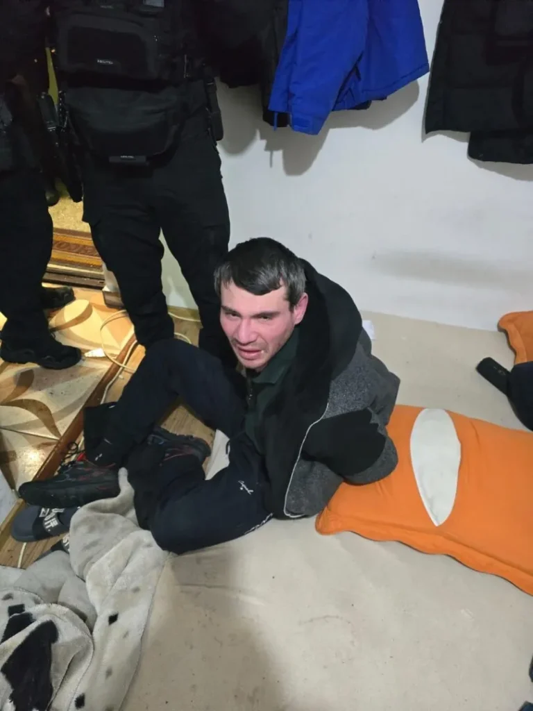 Atacul din lift: Agresorul care și-a atacat fosta concubină în Sectorul 2, prins de polițiști