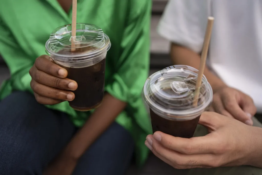 Descoperire alarmantă despre efectele paharelor de cafea de unică folosință