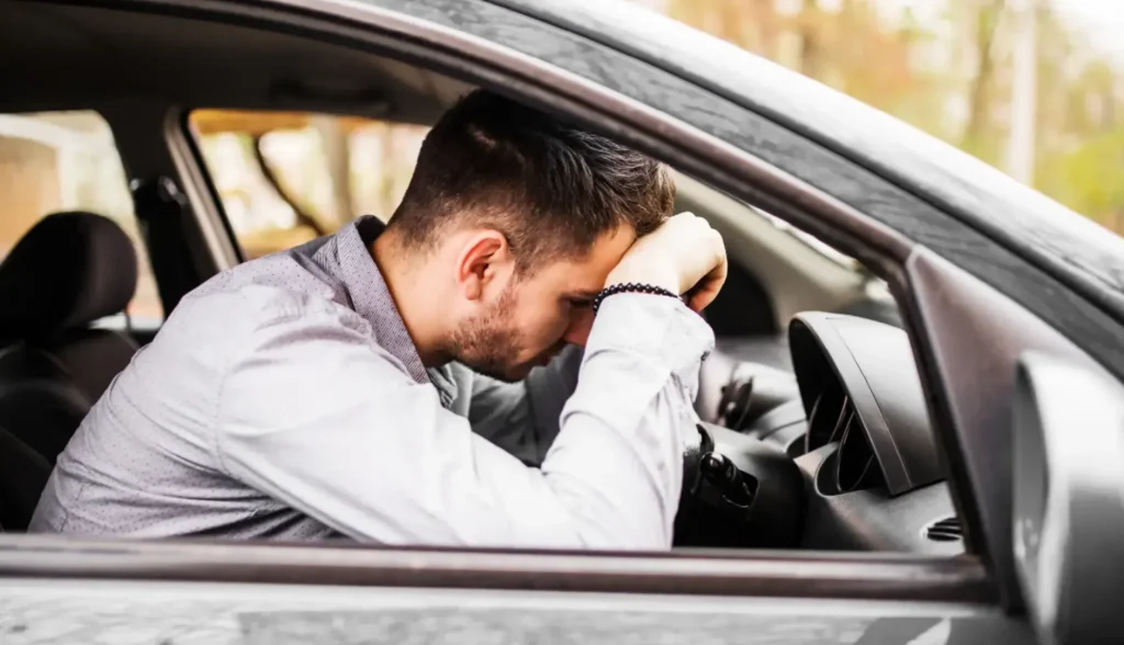 De ce mașinile electrice provoacă rău de transport: cauze și soluții