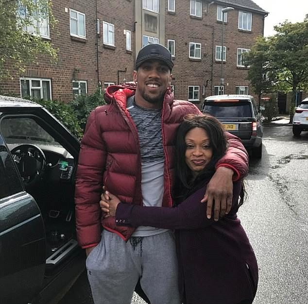 Celebrități bogate al căror părinți locuiesc încă în casele lor modeste originale - de la mama lui Anthony Joshua care refuză averea sa vastă pentru a rămâne în apartamentul ei de la consiliu