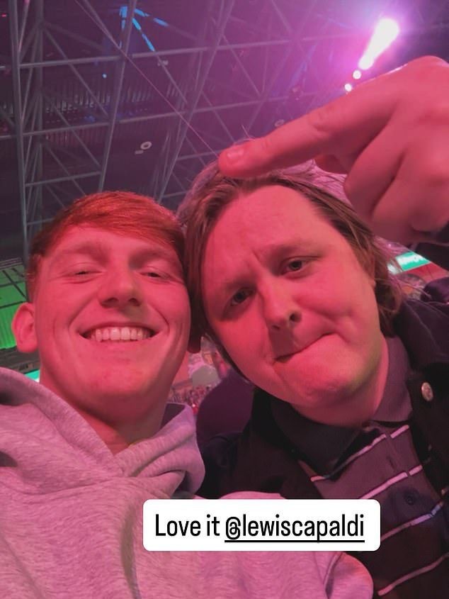 Celebrul AngryGinge și Lewis Capaldi sărbătoresc calificarea lui Luke Littler în finala Campionatului Mondial de Darts pentru al treilea an consecutiv