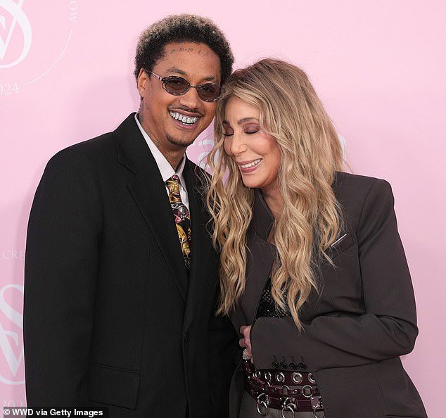 Cher dezvăluie cum și-a atras în viața sa pe rapperul Alexander 'AE' Edwards, partenerul său mai tânăr, într-o rară confesiune despre viața sa amoroasă