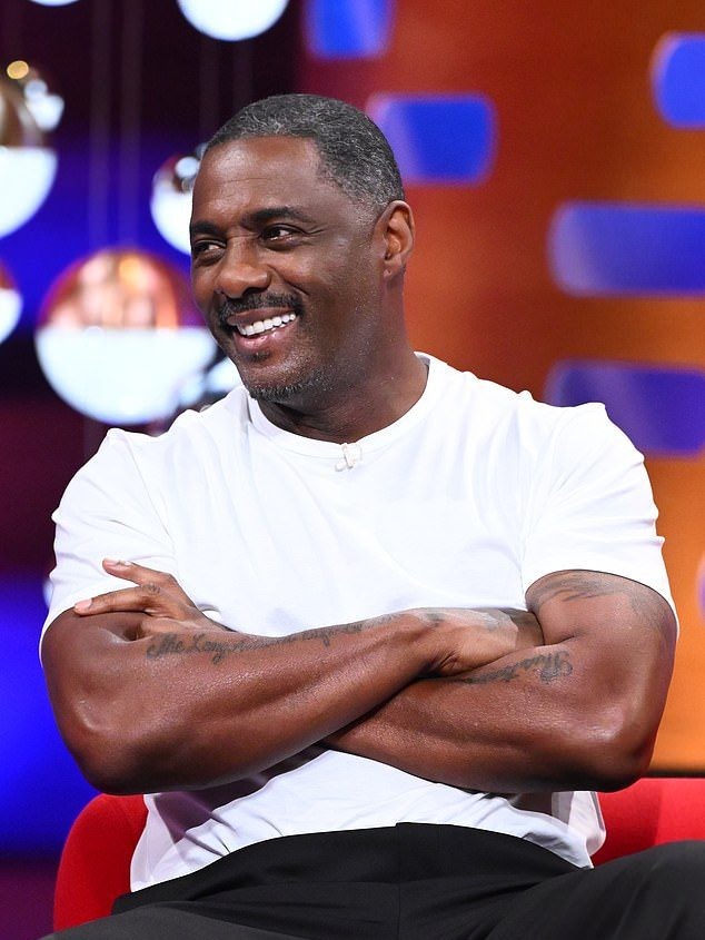 Cum Sir Idris Elba aproape a pierdut Cavaleria sa după ce scrisoarea de la Rege a rătăcit "într-un morman de poștă"