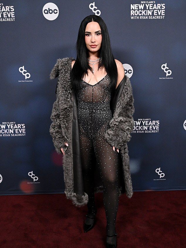 Demi Lovato strălucește pe covorul roșu al evenimentului Dick Clark's New Year's Rockin' Eve din Las Vegas