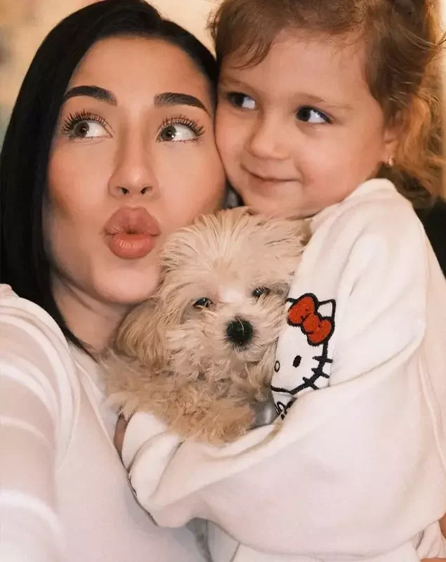 Educația lui Nicole Cherry pentru fiica sa, Anastasia: Cum se schimbă viața unei mame celebre