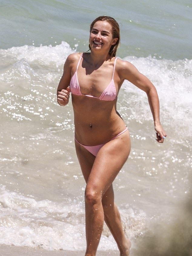 Explorând farmecul verii: Addison Rae strălucește în costum de baie roz la plajă în Perth