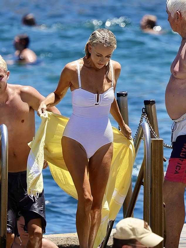 Jackie Henderson impresionează în costum de baie alb pe plaja Clovelly din Sydney