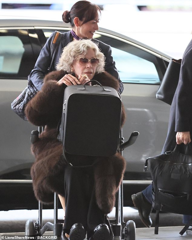 Jane Fonda la 88 de ani, împinsă într-un scaun cu rotile la aeroport după ce crimele lui Reiner au lăsat-o 'zguduită'