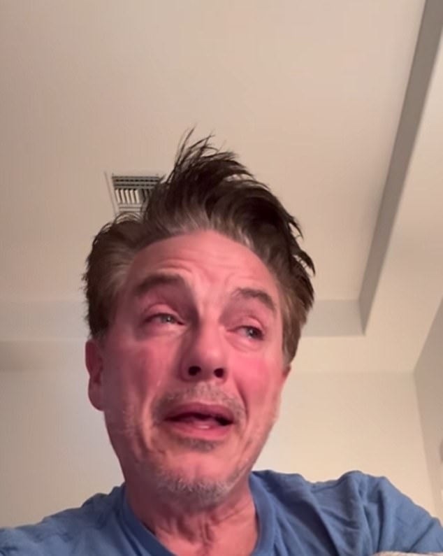 John Barrowman plânge în lacrimi în timp ce își ține în brațe corpul câinelui său după ce iubitul patruped a 'așteptat până când am ajuns acasă' înainte de a muri în brațele sale