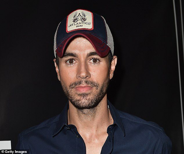 Julio Iglesias, acuzat de agresiune sexuală și lovire a două femei care lucrau pentru el ca personal intern la conacele sale din Caraibe